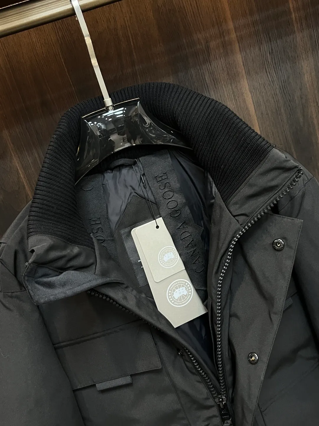 P800 counter quality Canadian Goose 24 latest fashion designer down jackets in 2025💟Big Goose’s popular stand-collar down jacket, popular down jacket, filled with 90# white goose down, every detail shows high-end craftsmanship. The design changes of structural tailoring show the diverse image changes of men. The slim fit and tailored fit meet the current popular multi-layered wear and versatile style in life! Color: Black Gray Size: XS-XXL